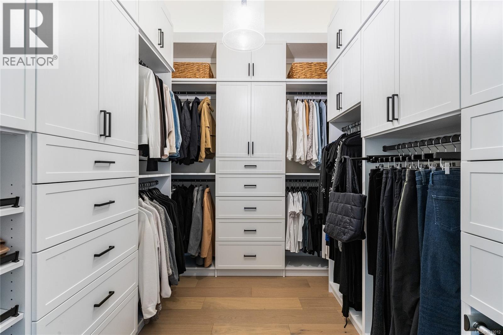 640 Medalist Ave, Colwood