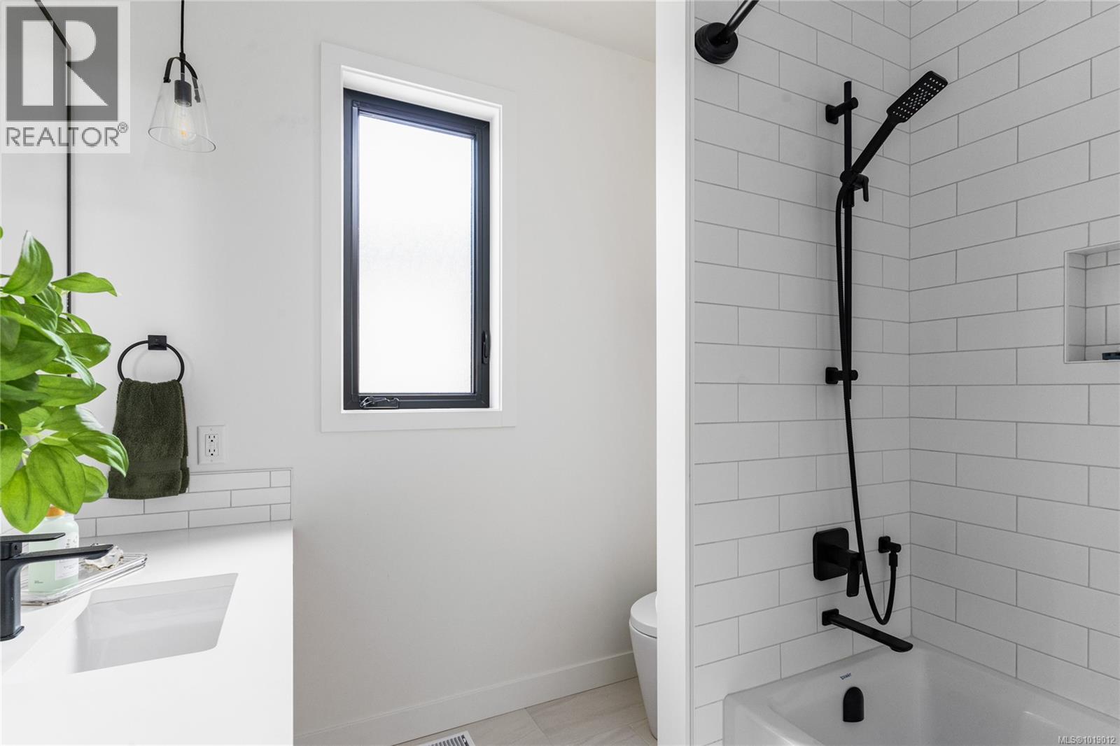 640 Medalist Ave, Colwood