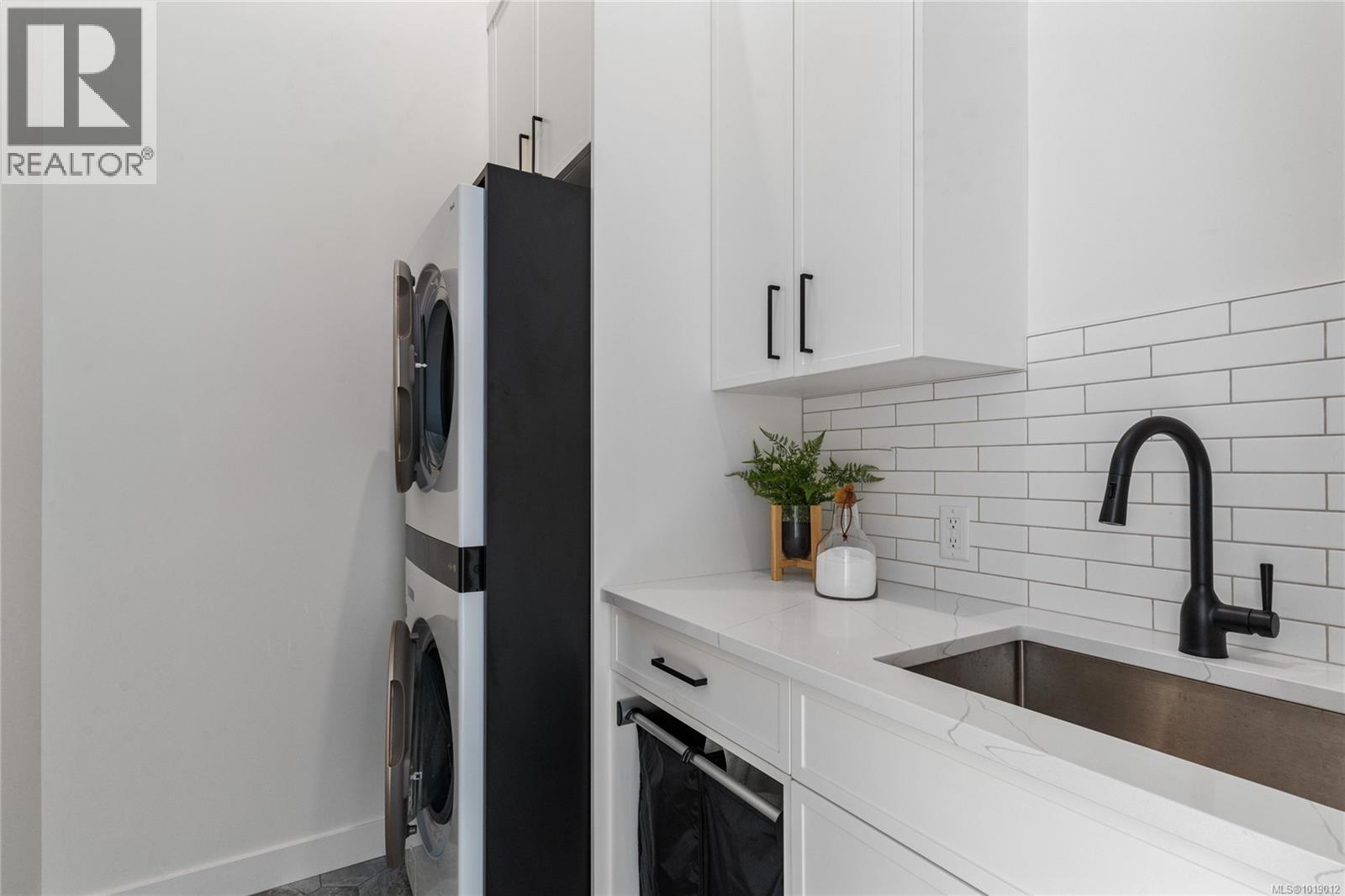 640 Medalist Ave, Colwood