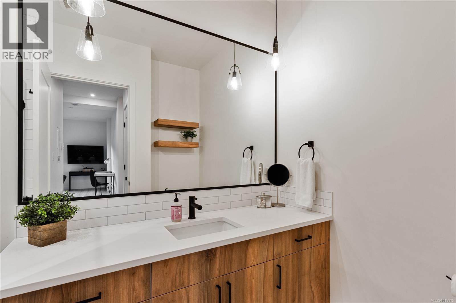 640 Medalist Ave, Colwood