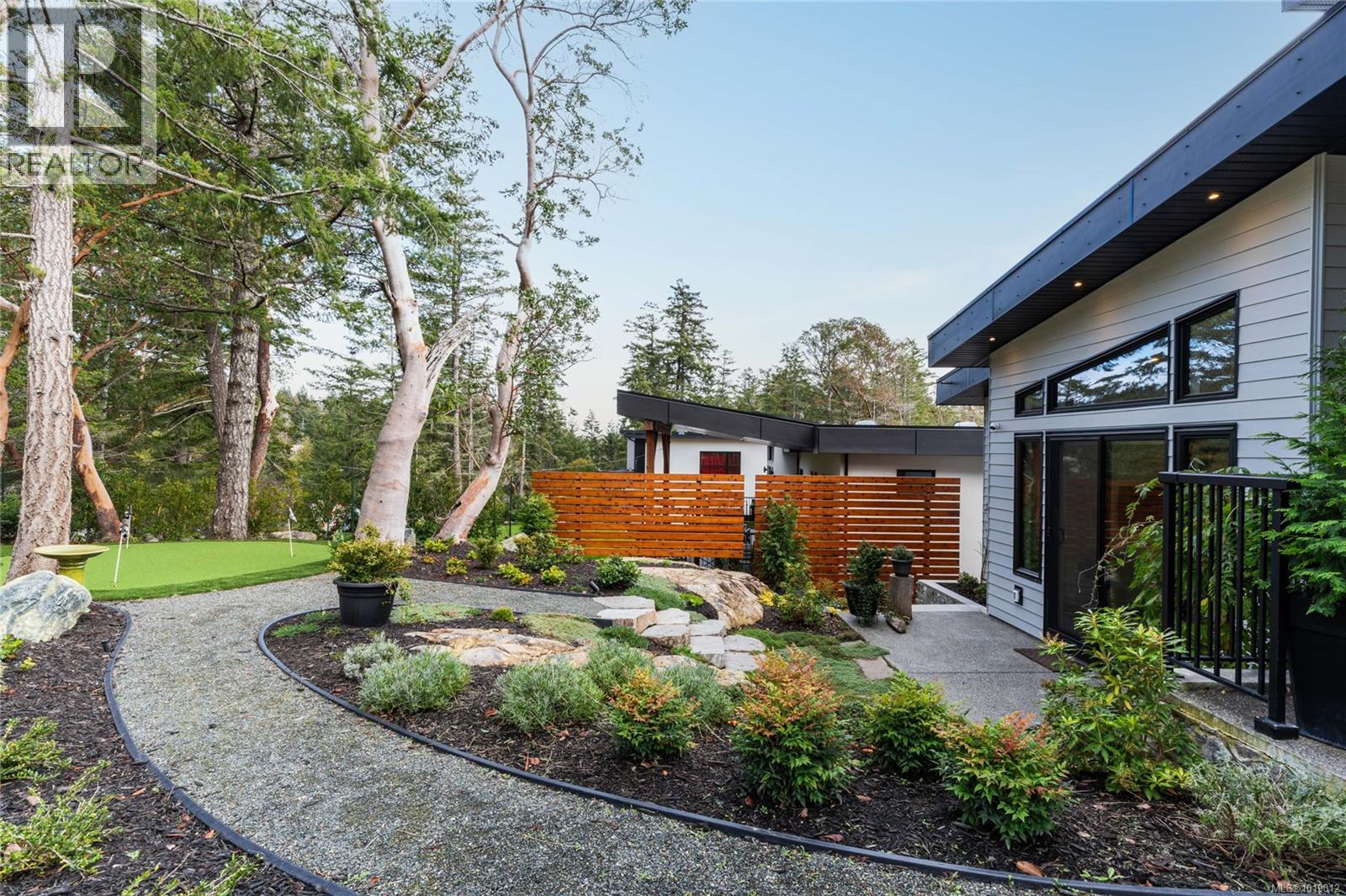 640 Medalist Ave, Colwood