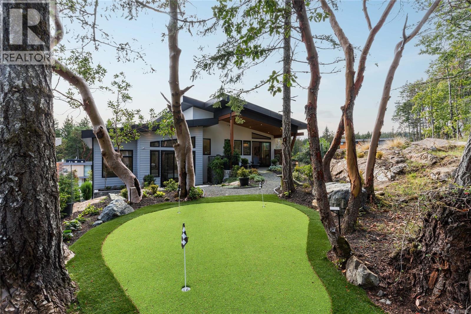 640 Medalist Ave, Colwood