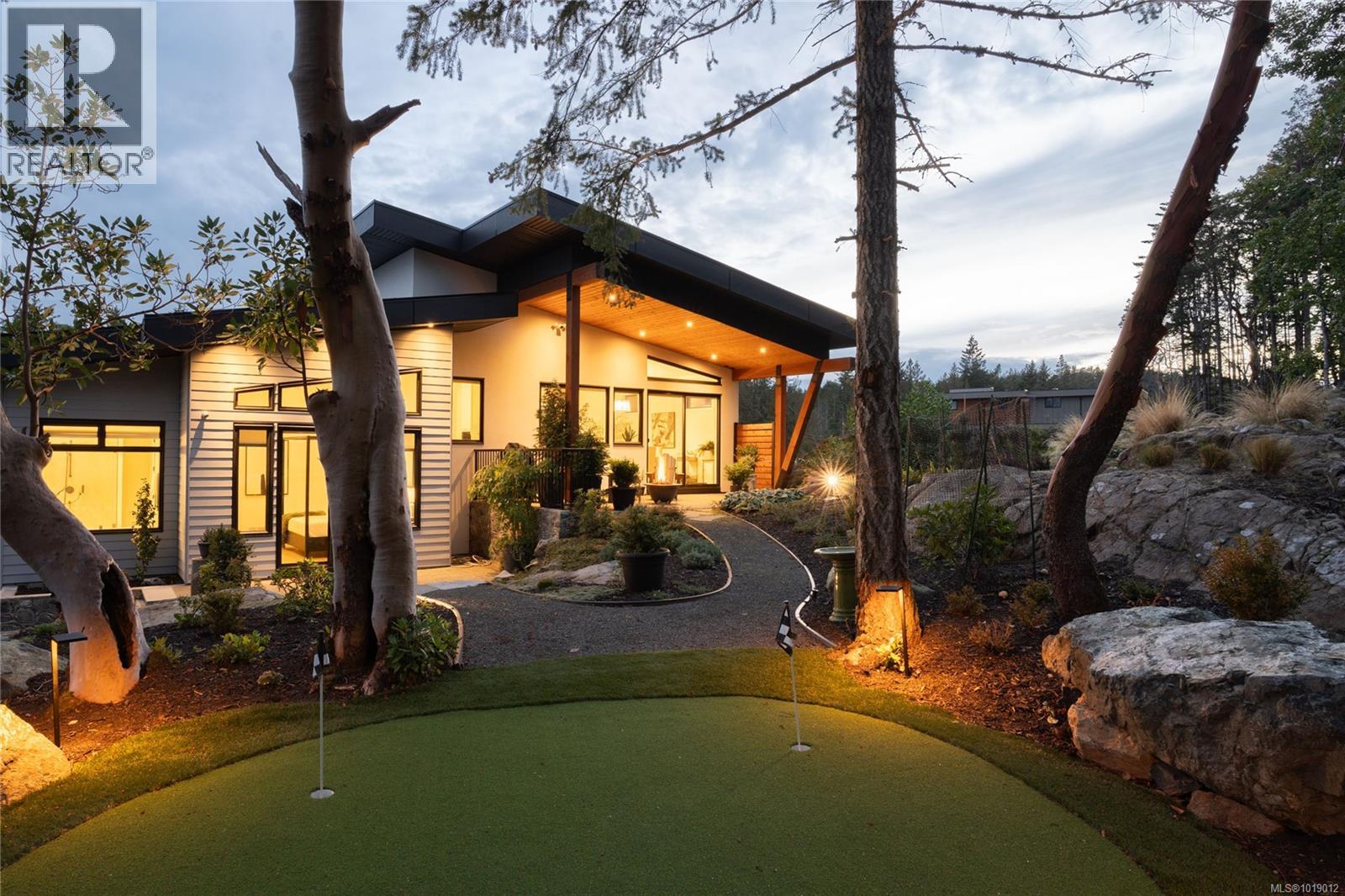 640 Medalist Ave, Colwood