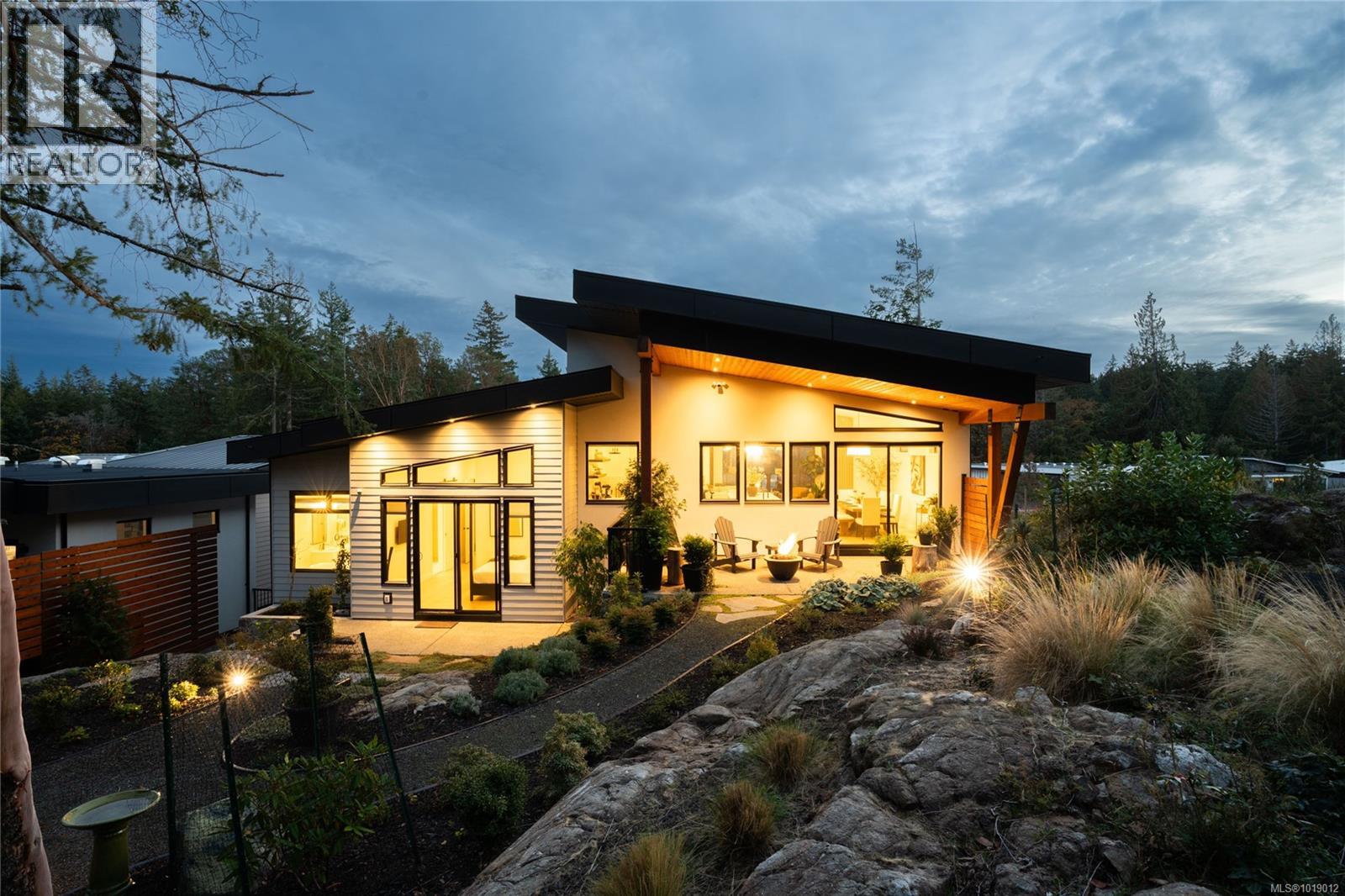 640 Medalist Ave, Colwood