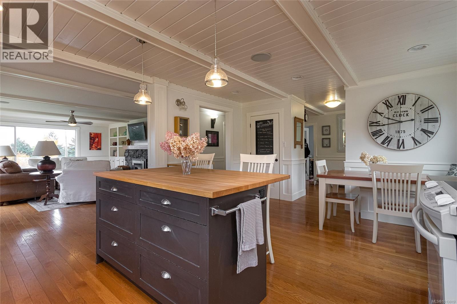 660 Frayne Rd, Mill Bay