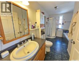 4pc Bathroom - 807 3rd Avenue W, Meadow Lake, SK S9X1A2 Photo 11