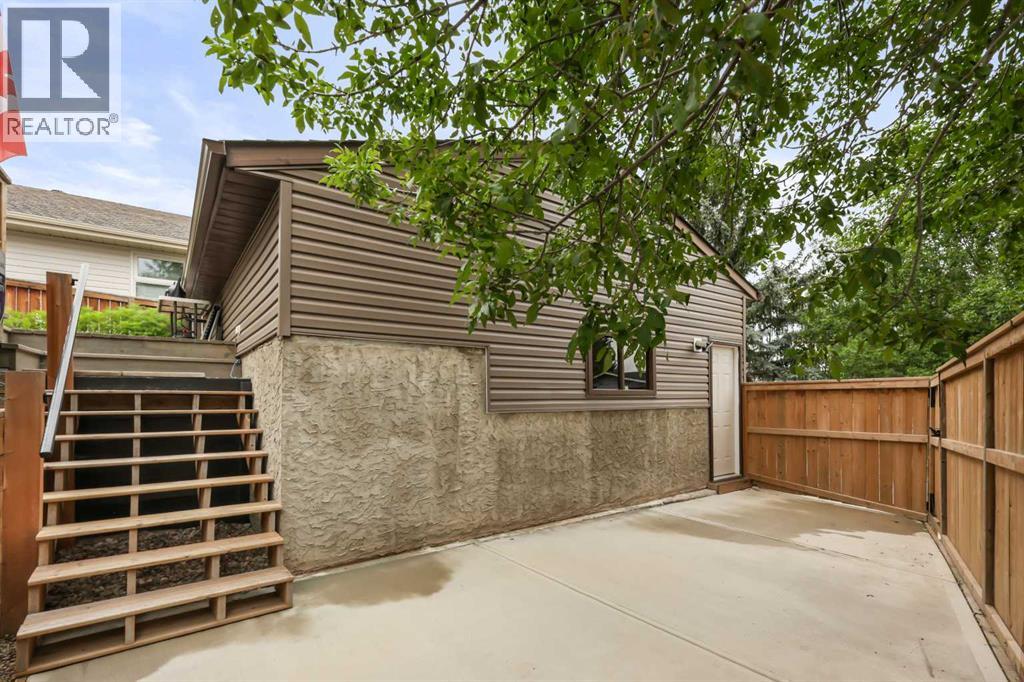 Single Family House 4 Level for Sale in  Sandarac Place NW Sandstone Valley Calgary 