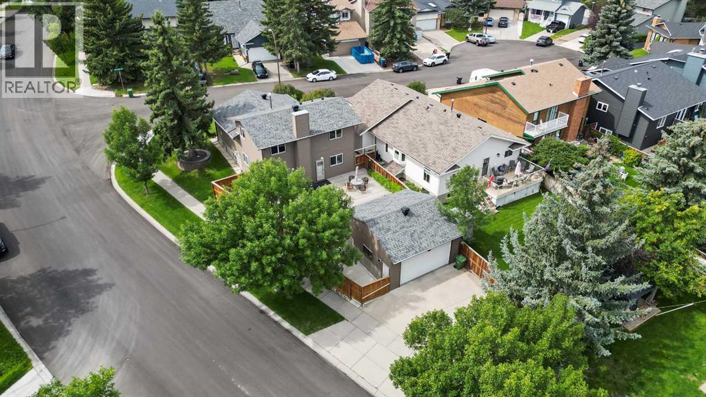 Single Family House 4 Level for Sale in  Sandarac Place NW Sandstone Valley Calgary 