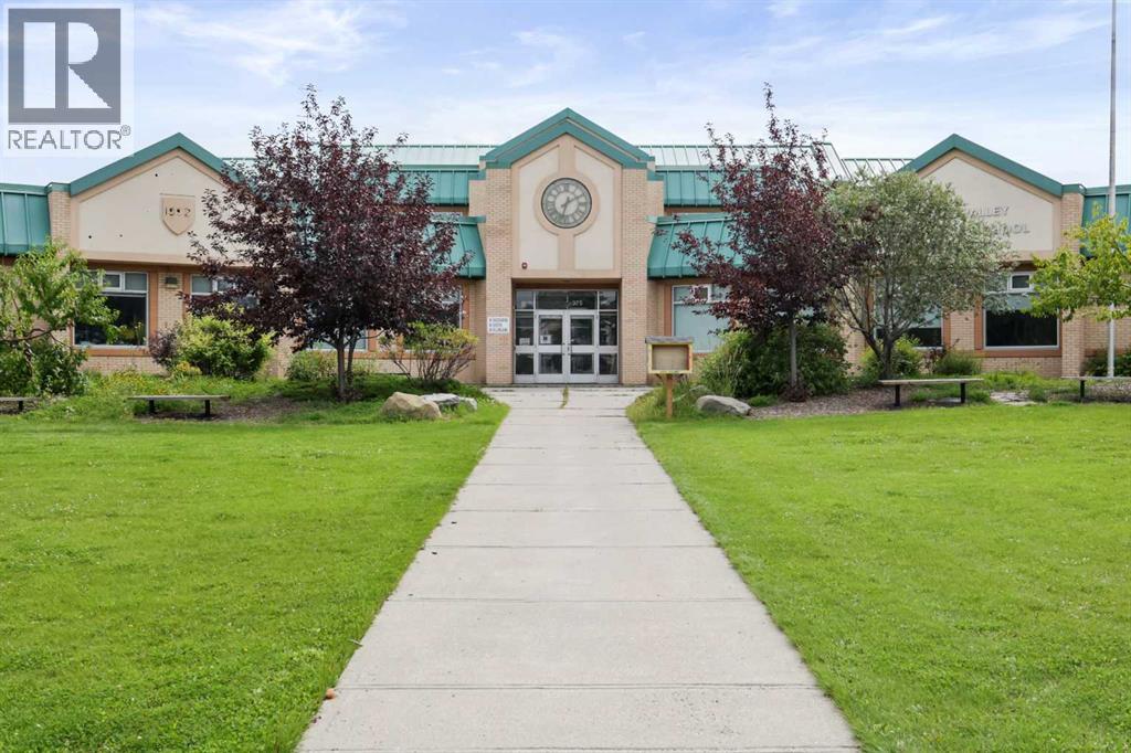 Single Family House 4 Level for Sale in  Sandarac Place NW Sandstone Valley Calgary 