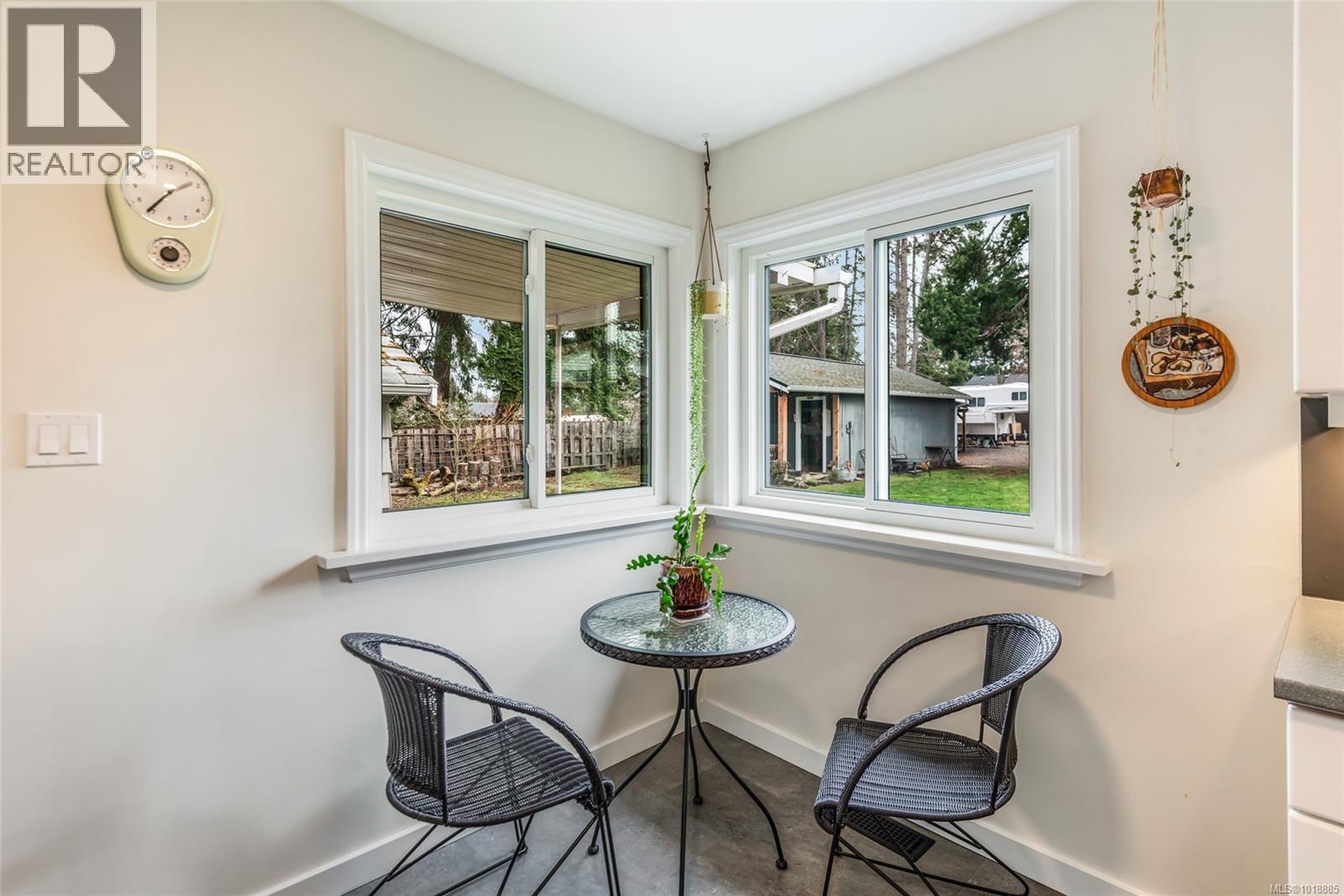 380 Hirst Ave W, Parksville