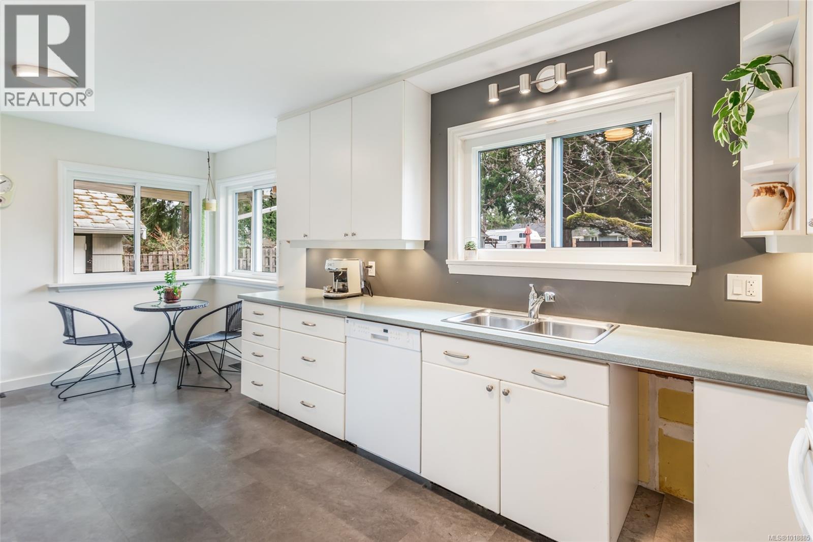 380 Hirst Ave W, Parksville