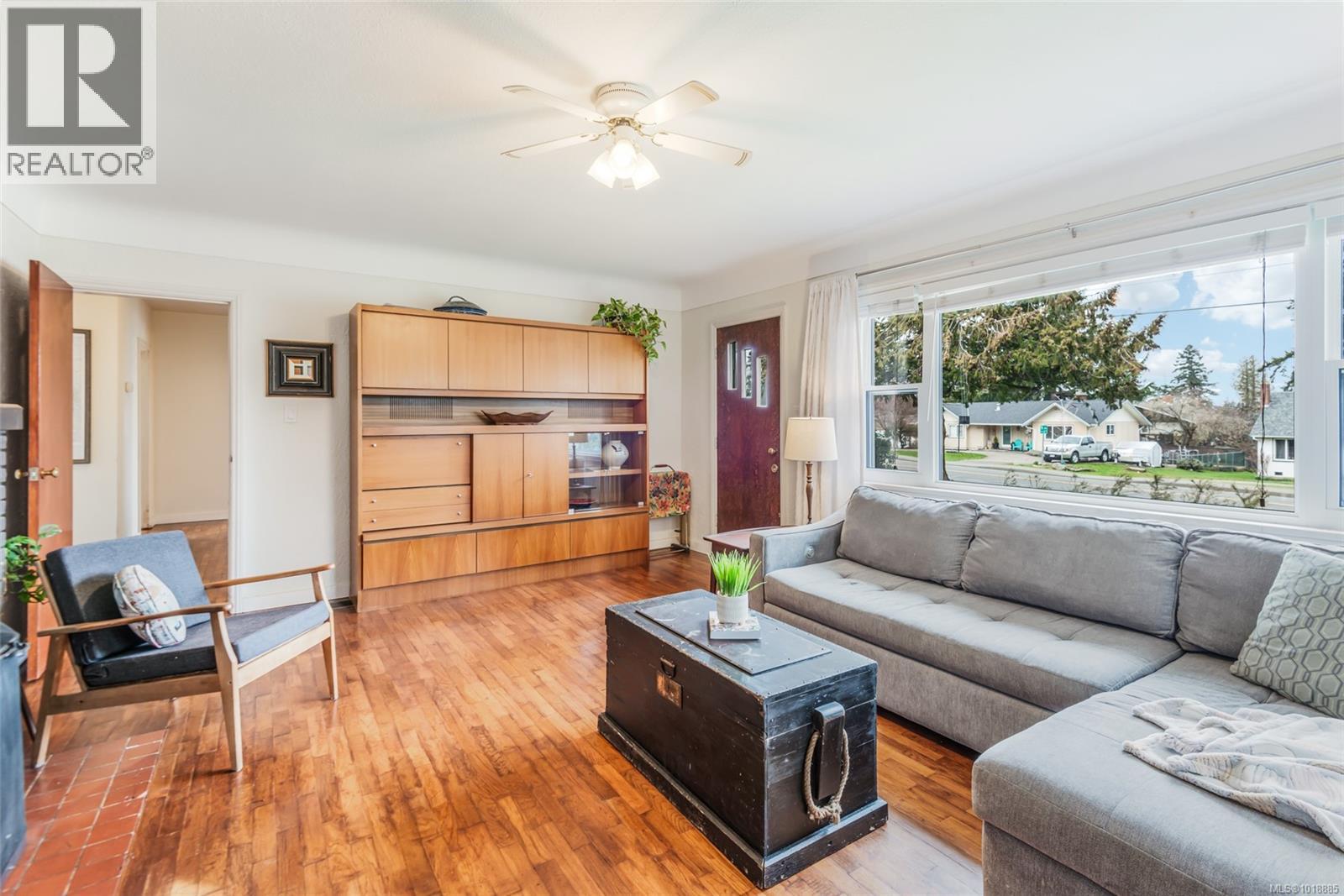 380 Hirst Ave W, Parksville