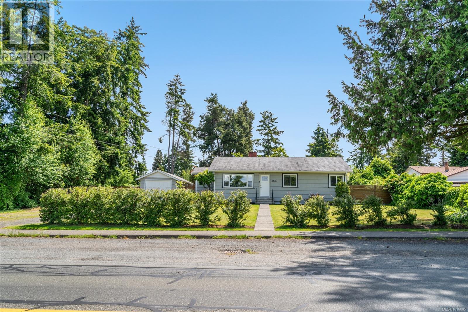 380 Hirst Ave W, Parksville