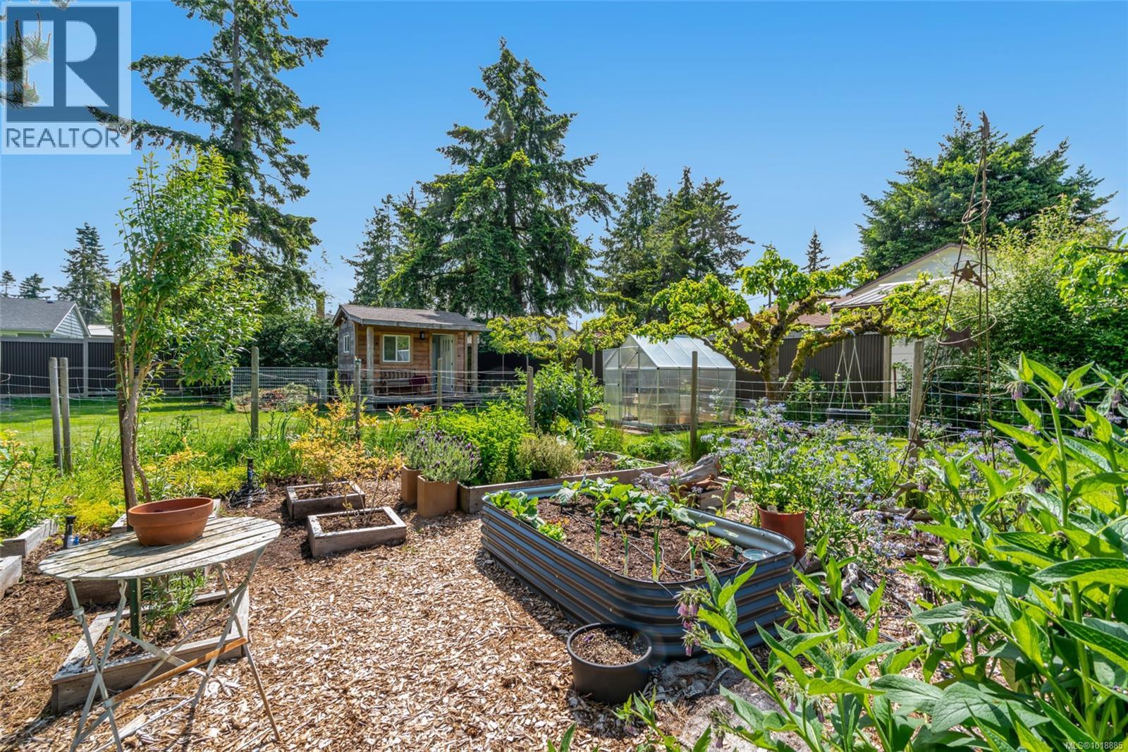 380 Hirst Ave W, Parksville