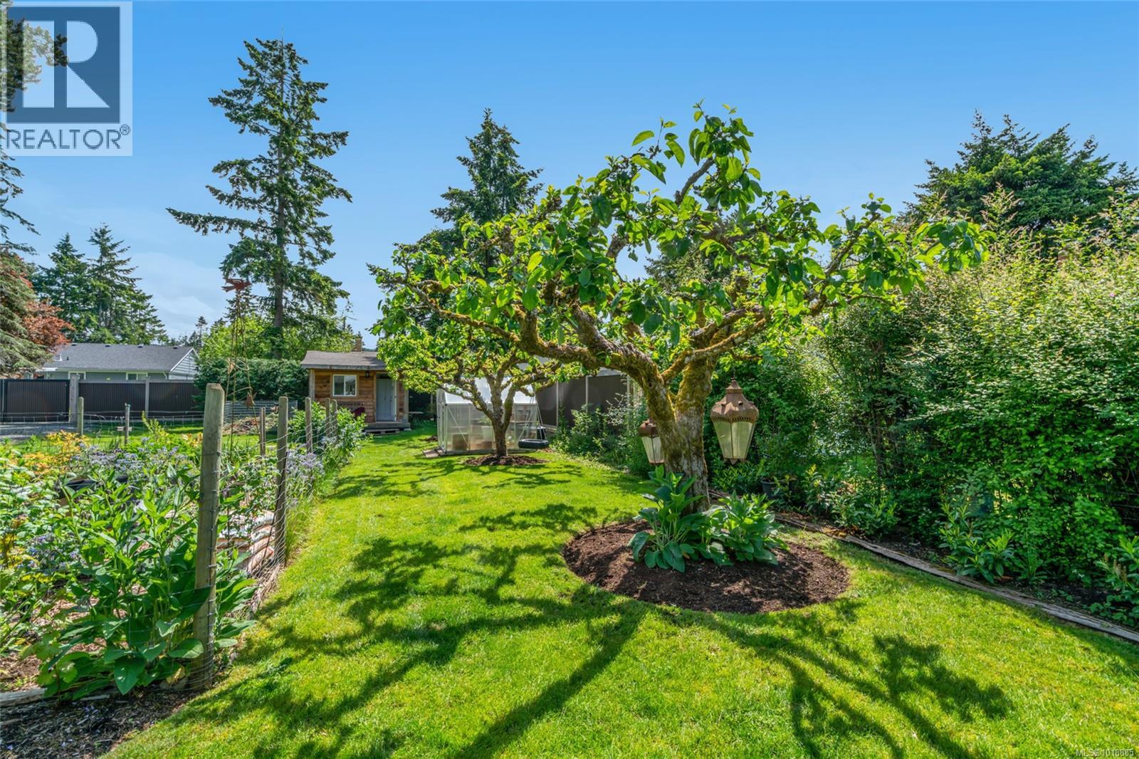 380 Hirst Ave W, Parksville