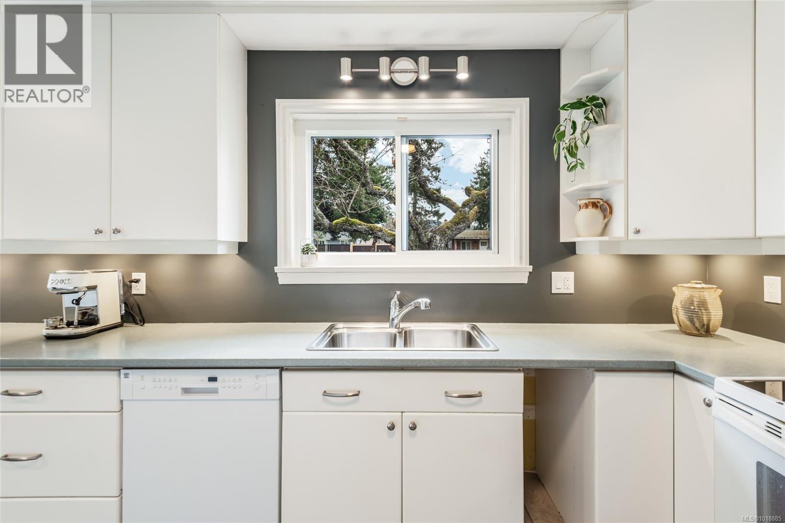 380 Hirst Ave W, Parksville