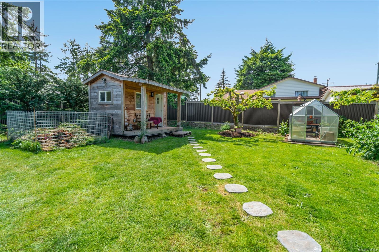 380 Hirst Ave W, Parksville