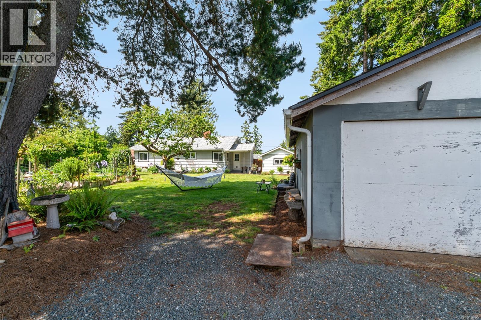 380 Hirst Ave W, Parksville