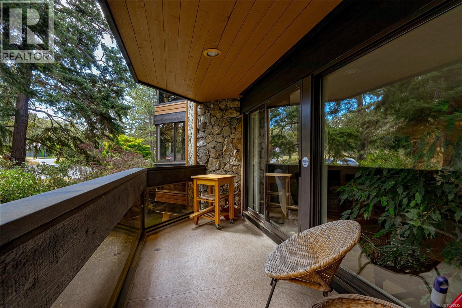 304 1106 Glenora Place, Saanich