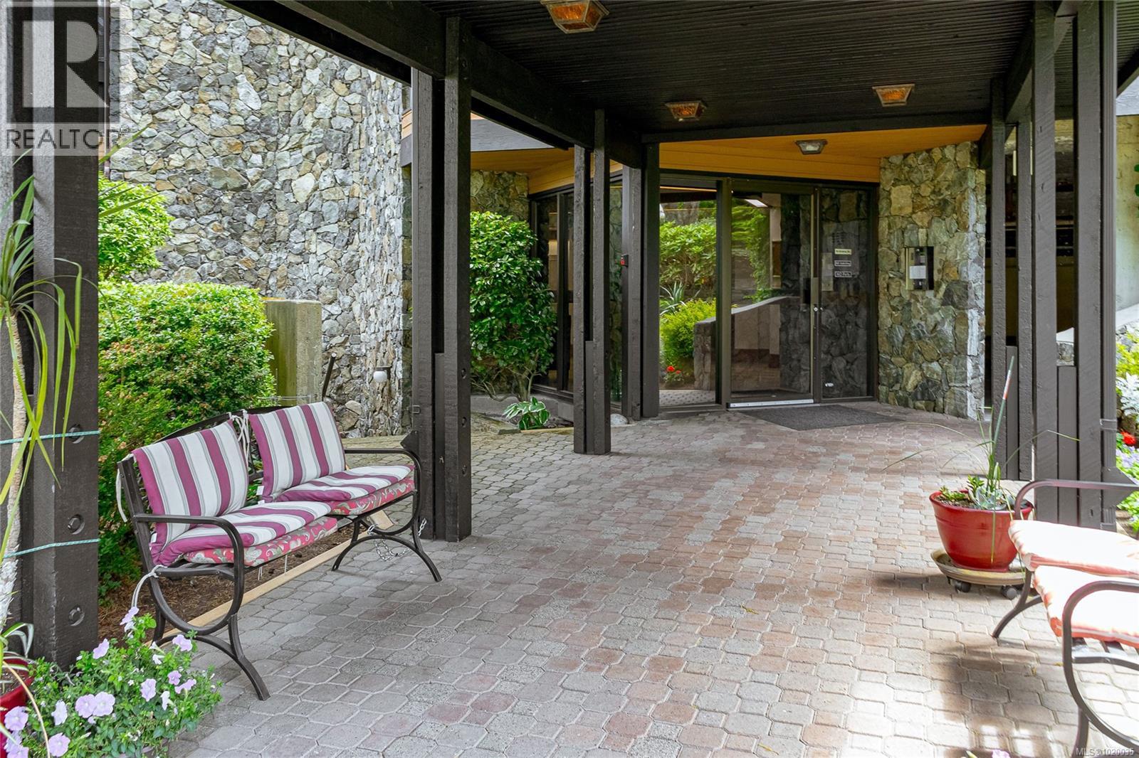 304 1106 Glenora Place, Saanich