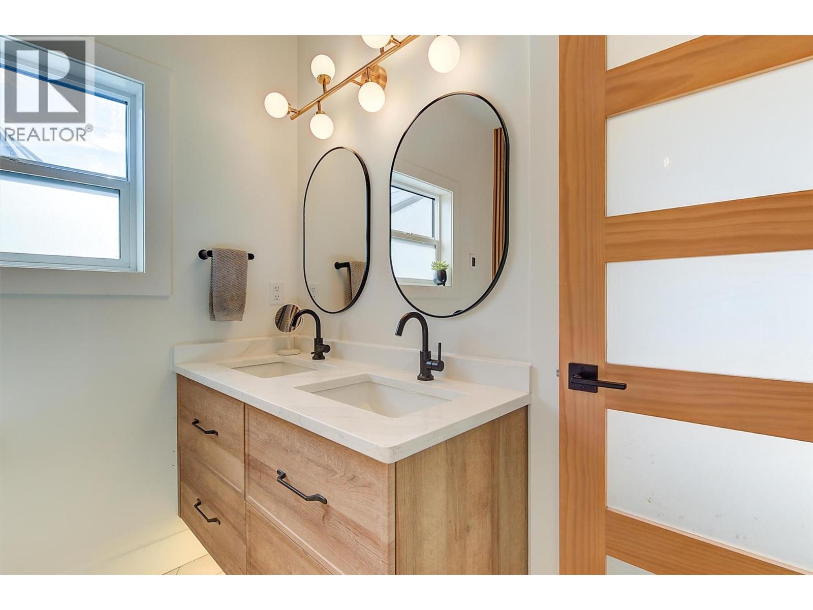  985 Manhattan Drive, Kelowna