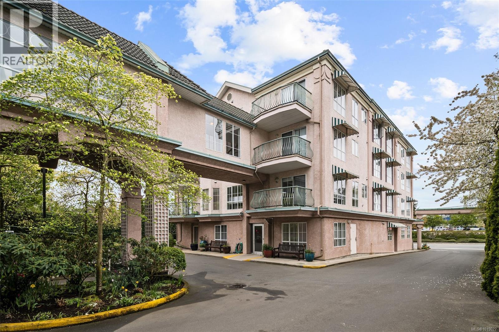 304 3133 Tillicum Road, Saanich