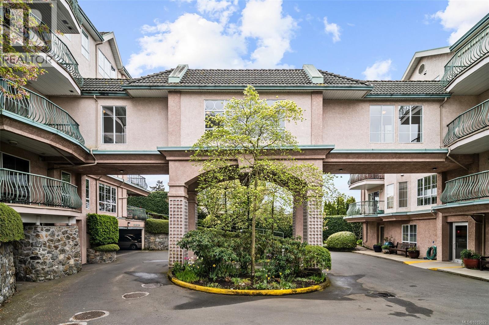 304 3133 Tillicum Road, Saanich