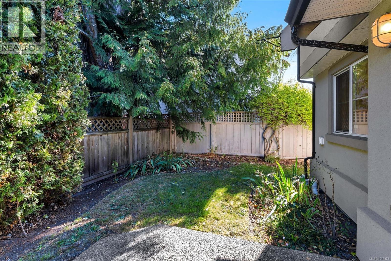 8 2633 Shelbourne St, Victoria