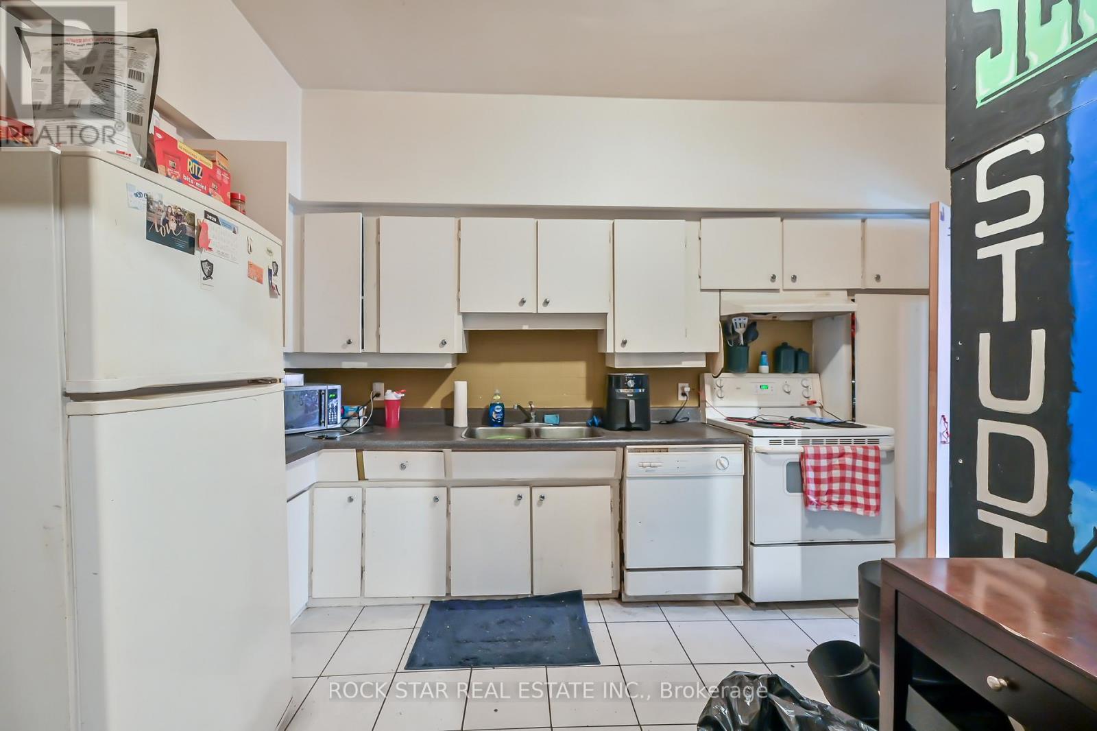 139 BALSAM AVENUE S - 23
