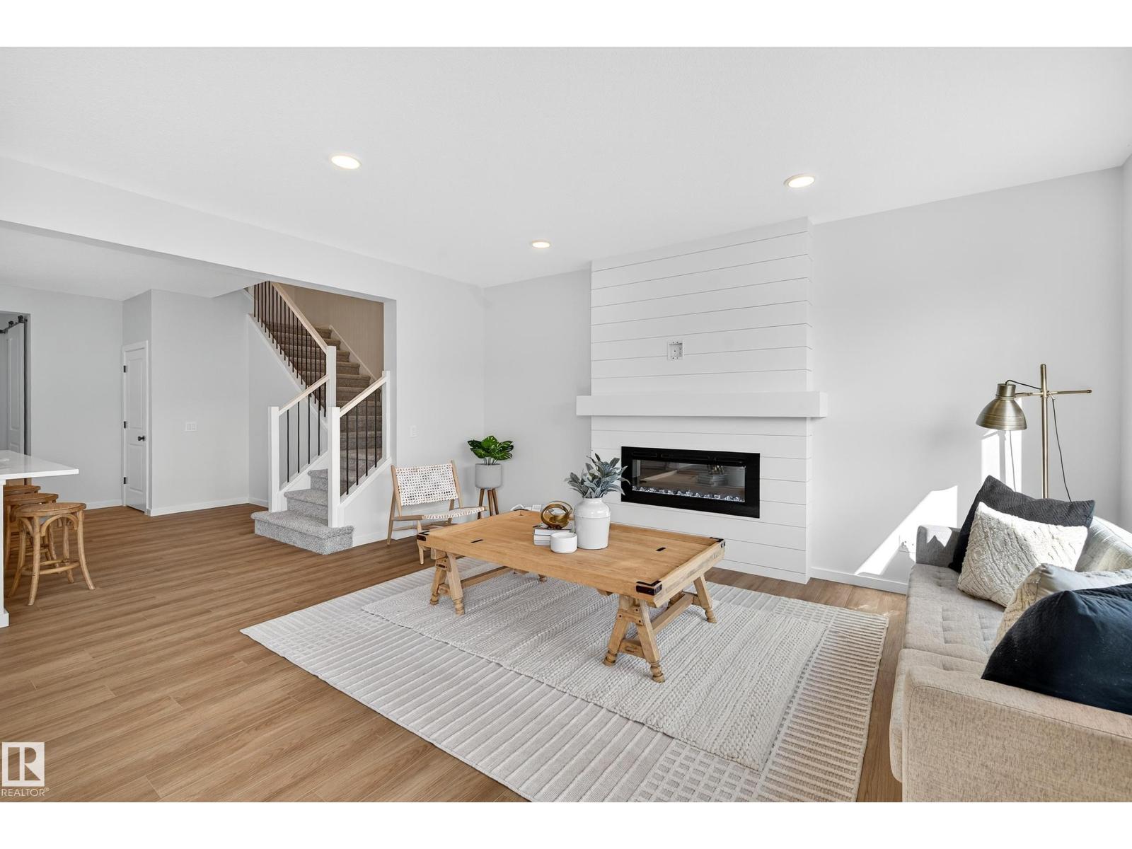 20711 24 AV NW, Edmonton