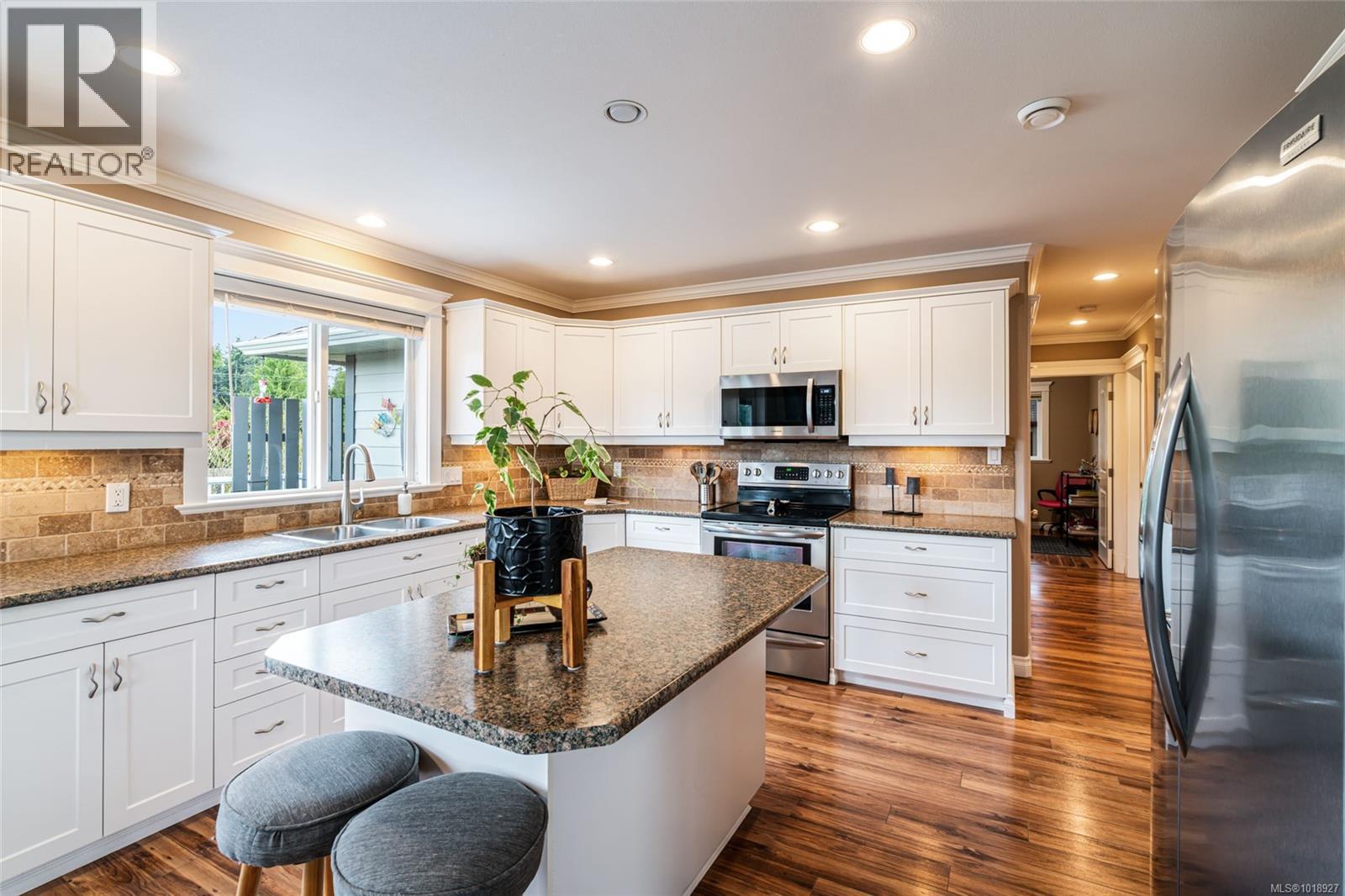 1623 Stone Lake Dr, Nanoose Bay