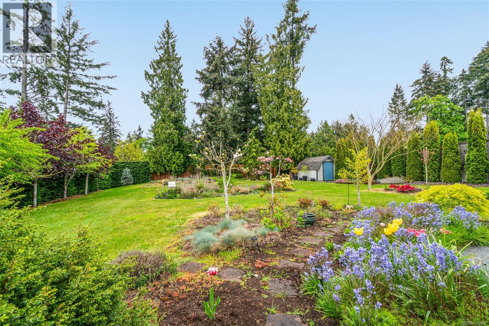 1623 Stone Lake Dr, Nanoose Bay