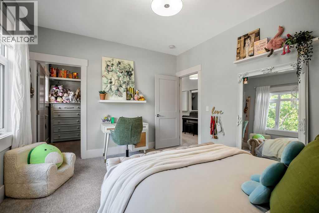 Single Family House for Sale in  White Oak Crescent SW Wildwood Calgary 