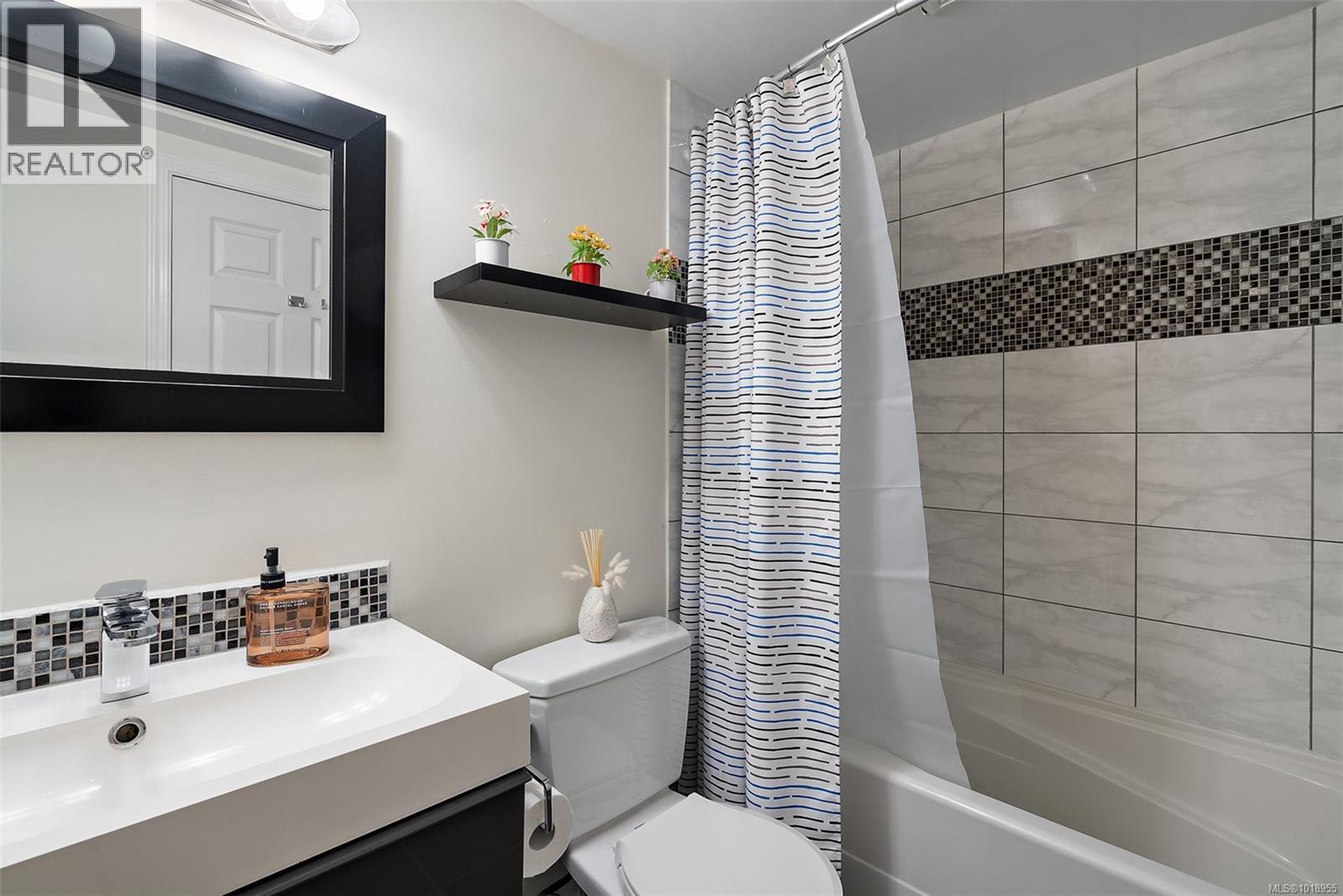 202 7 Gorge Road West, Saanich