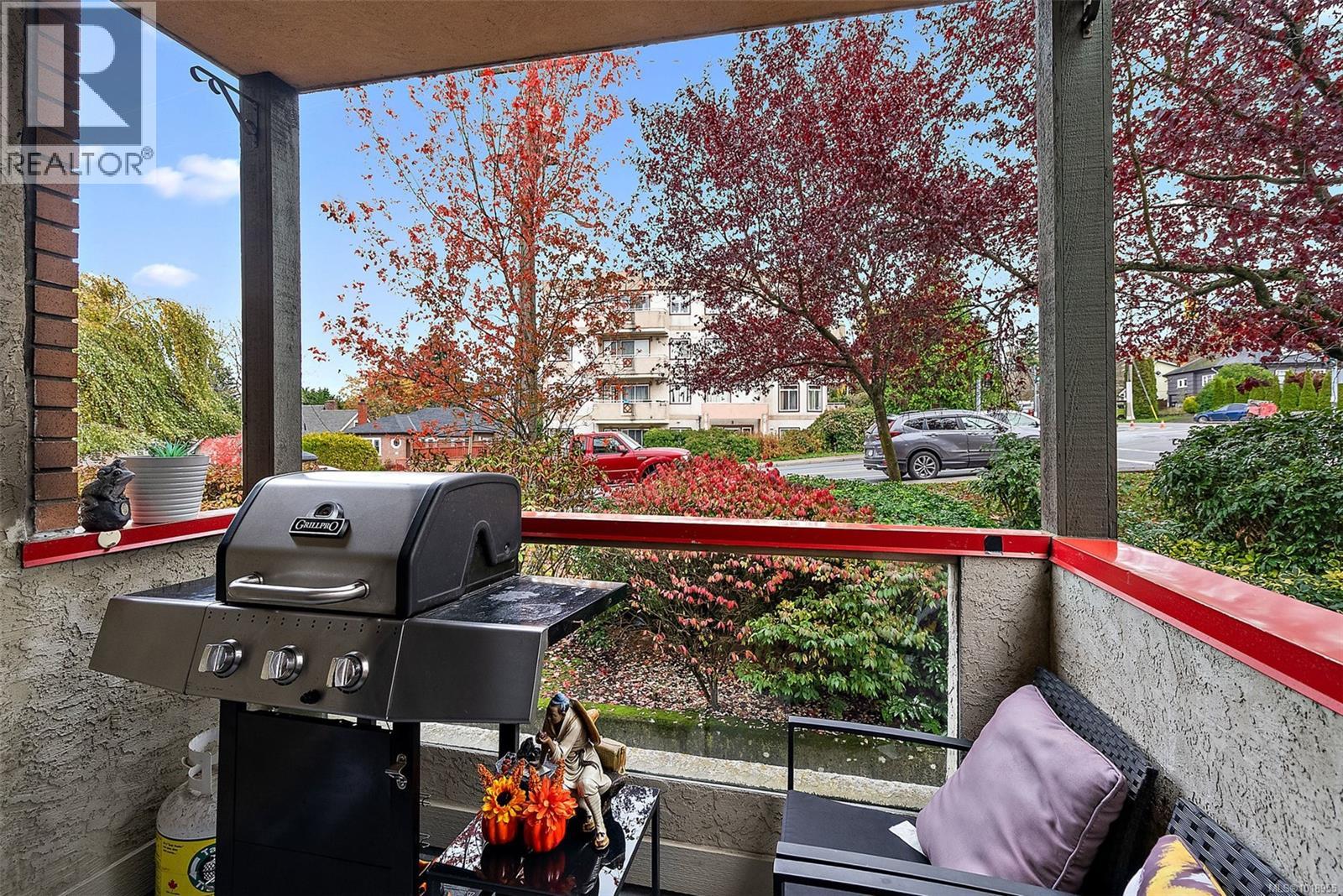 202 7 Gorge Road West, Saanich