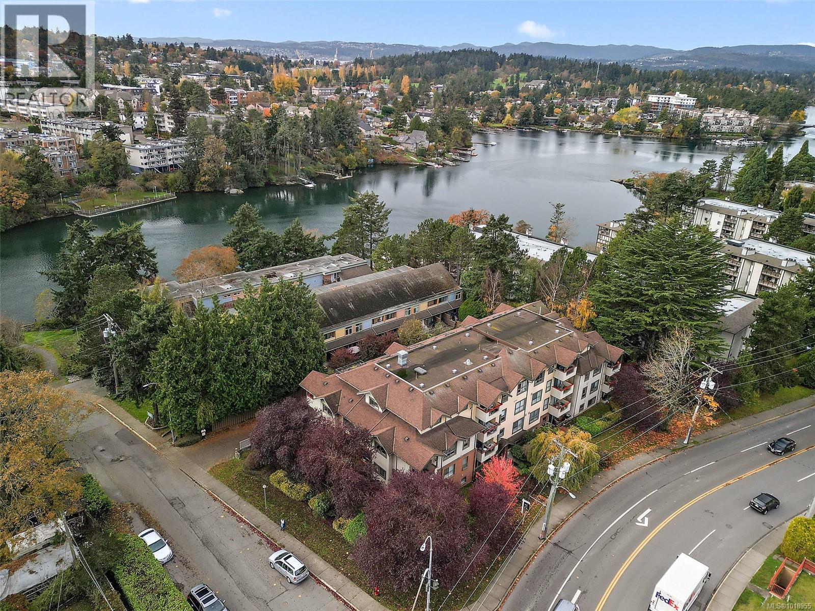 202 7 Gorge Road West, Saanich