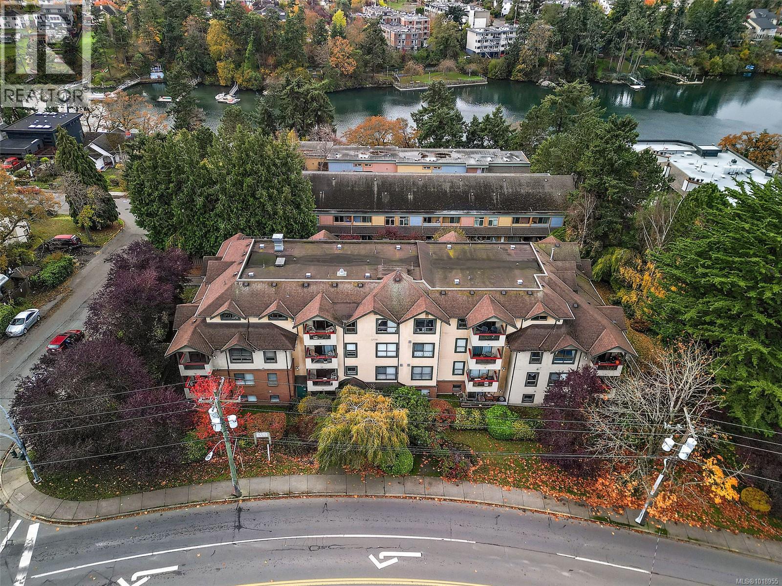 202 7 Gorge Road West, Saanich