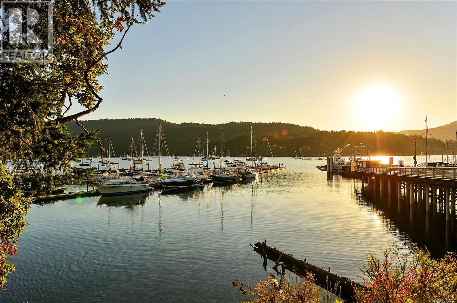 7037 WALLACE Dr, Central Saanich