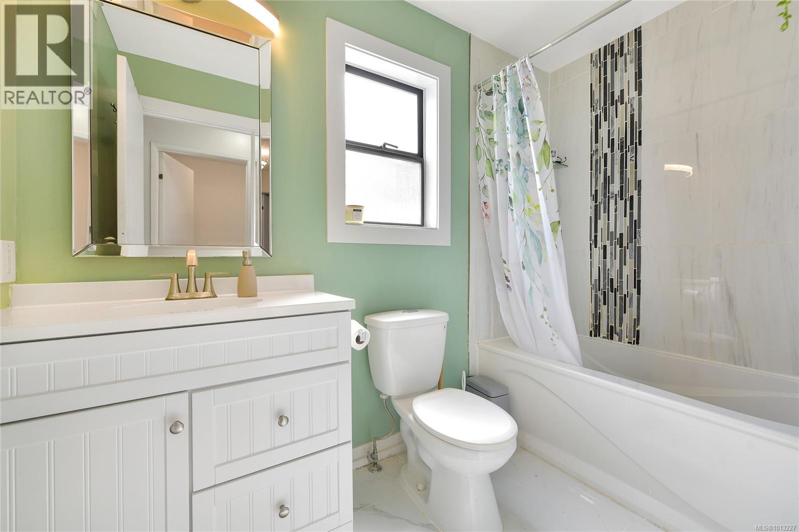 7037 WALLACE Dr, Central Saanich