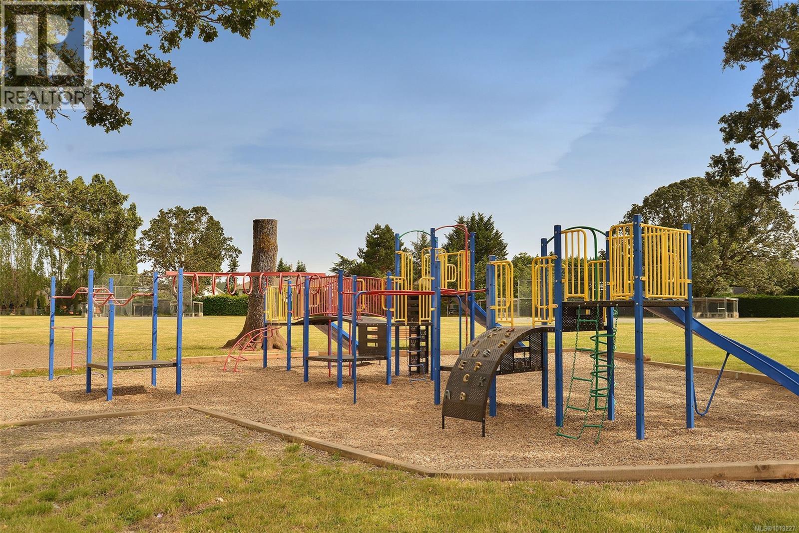 7037 WALLACE Dr, Central Saanich