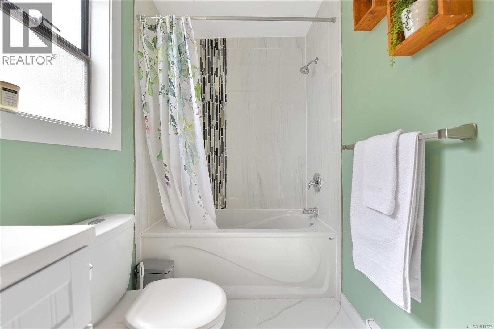 7037 WALLACE Dr, Central Saanich