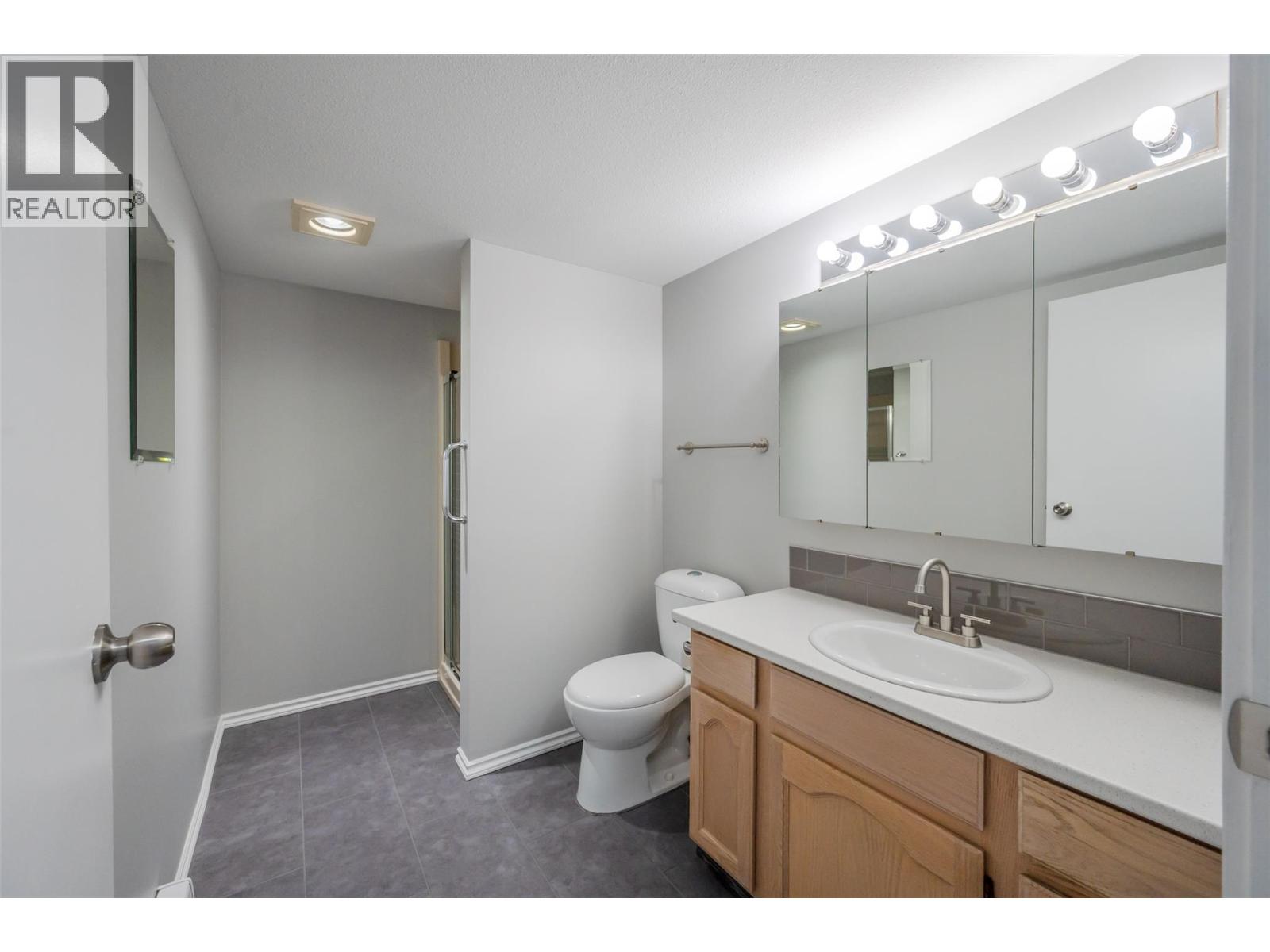 208 272 Green Avenue West, Penticton