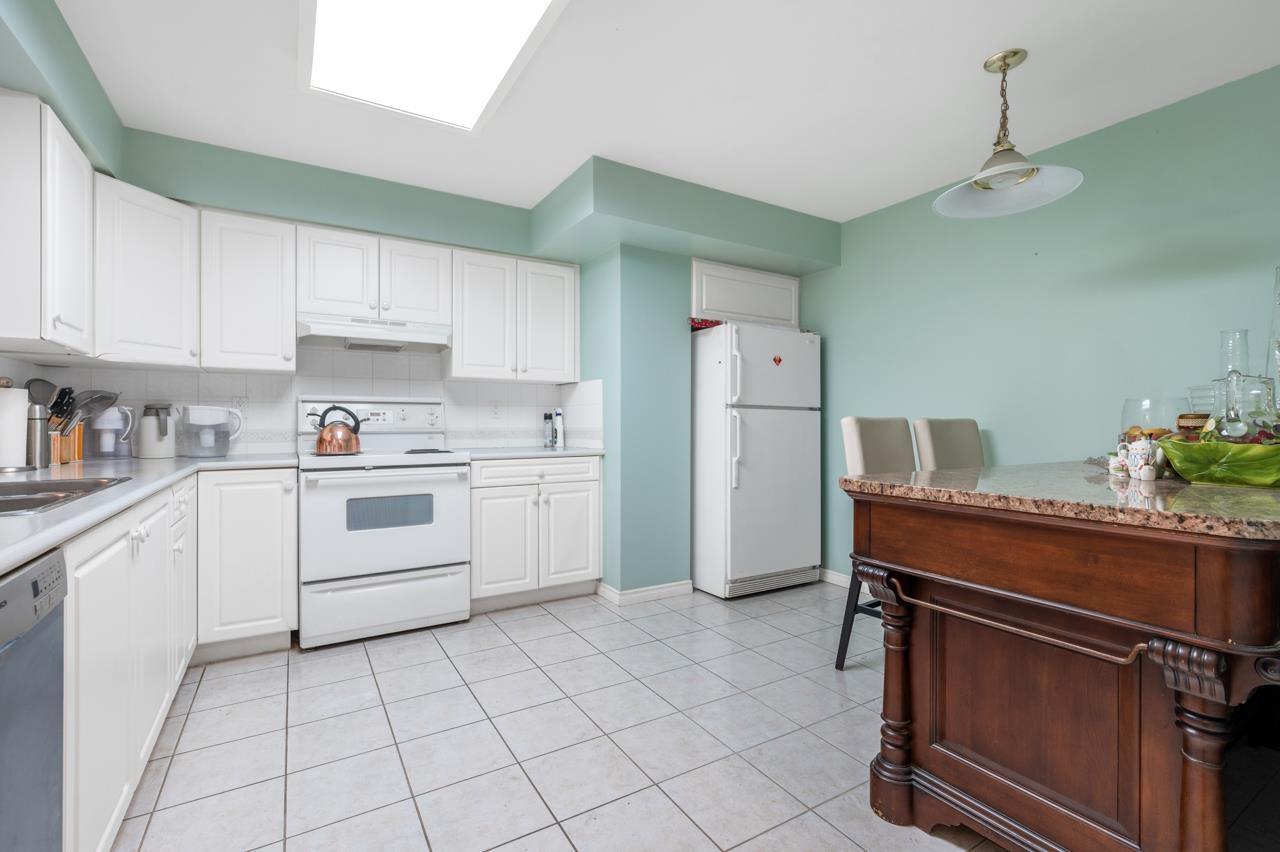 101 15111 RUSSELL AVENUE, White Rock