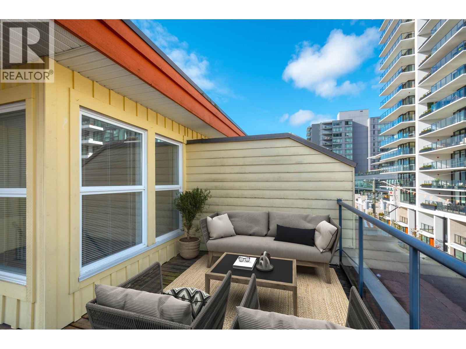 304 152 E 12TH STREET, North Vancouver