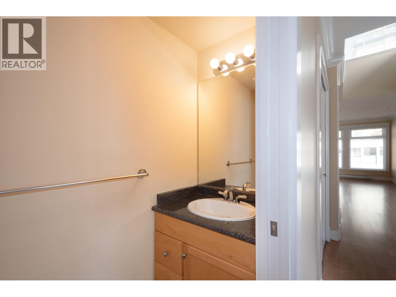 304 152 E 12TH STREET, North Vancouver