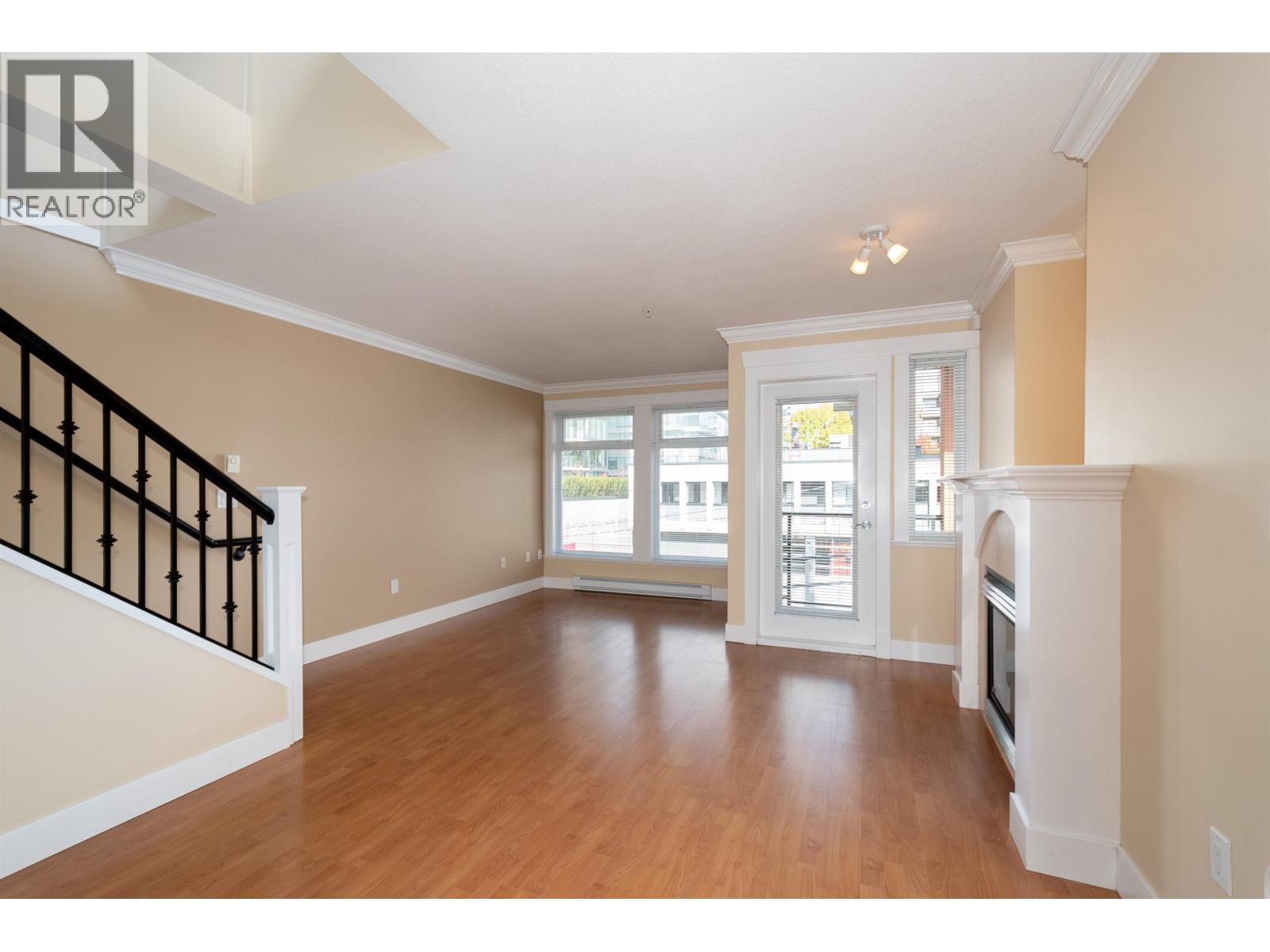 304 152 E 12TH STREET, North Vancouver