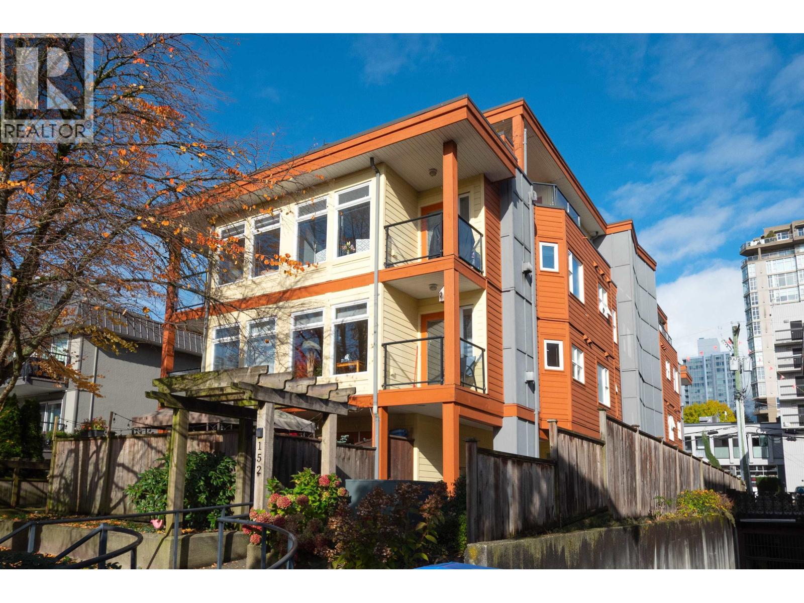304 152 E 12TH STREET, North Vancouver