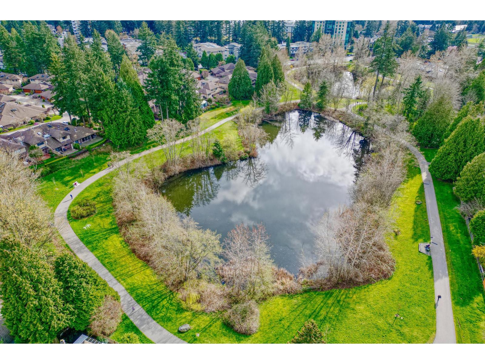 House in Surrey - Image 35