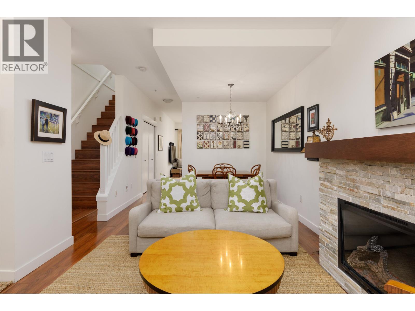 4 307 E 15TH STREET, North Vancouver