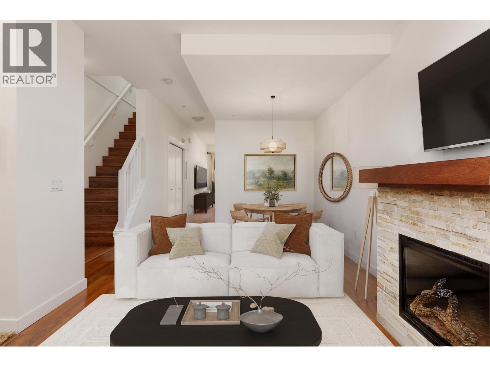 4 307 E 15TH STREET, North Vancouver